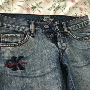 Säljer dessa snygga, lågmidjade och utsvängda Calvin Klein jeansen. Säljer för att de är lite små på mig. 