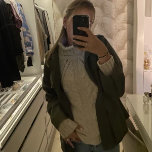 Stickad polotröja  - Supermysig polo tröja som köptes på nakd för något år sedan, hamnade längst bak i garderoben så den är sparsamt andvänd. 😁