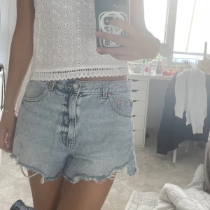 Lågmidjade shorts  - Superfina, nästintill oanvända lågmidjade shorts från Gina Tricot. Skulle säga att de passar XS-S 