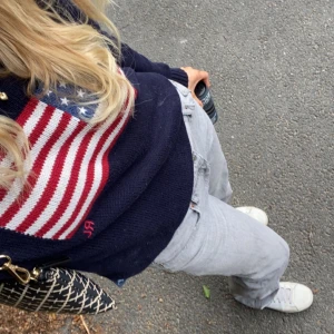 Polo Ralph lauren  - Säljer denna Polo Ralph Lauren sweatshirten pga att den ej kommer till användning, den är i nyskick och endast använd 2 gånger. Om slippa budgivningen så kom med ett pris vid köp direkt!