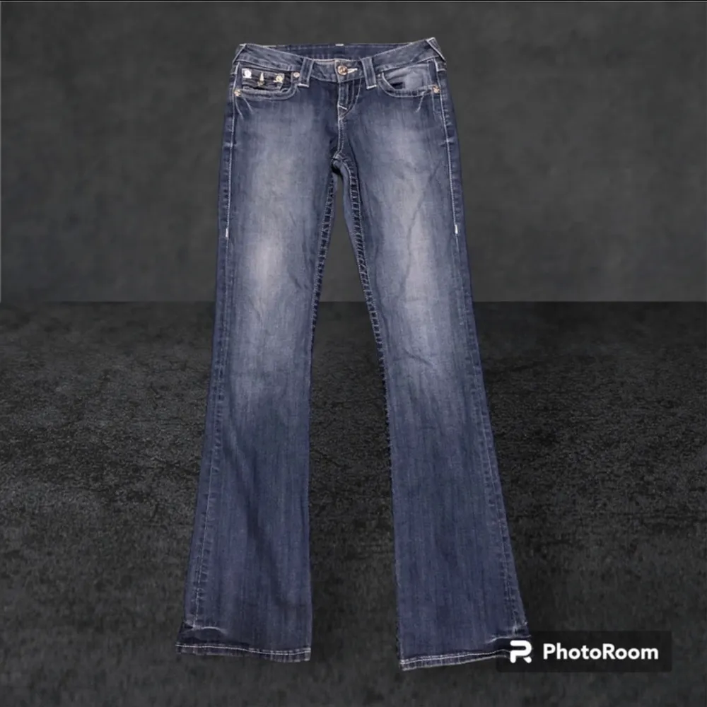 Jeans ifrån True Religion! Boot Cut modell, low waist, strl 26 men stretchiga! . Jeans & Byxor.