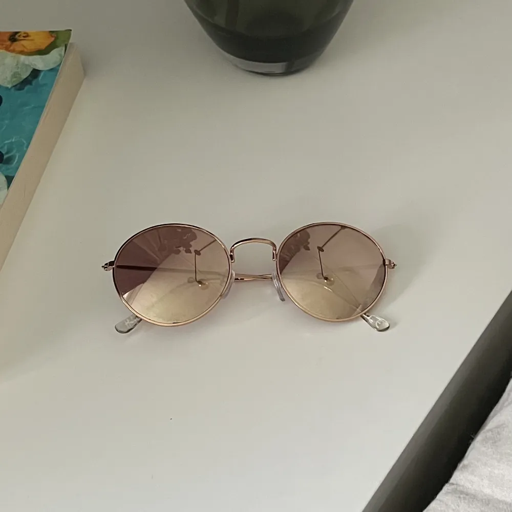 Solglasögon från H&M . Accessoarer.