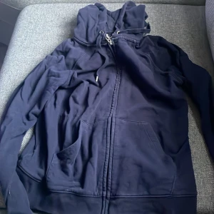 Tjock tröja  - En luvtröja med dragkedja. 