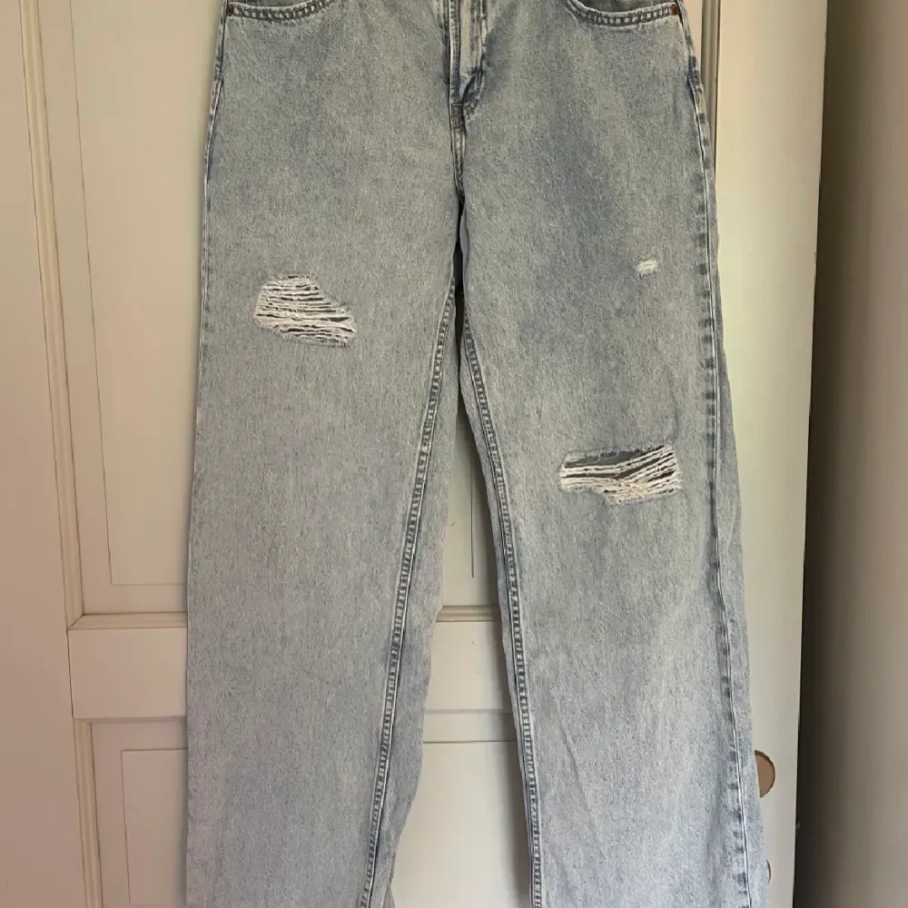 Nya jeans från HM säljer då de ej kommer till användning. Enbart använda en gång. . Jeans & Byxor.
