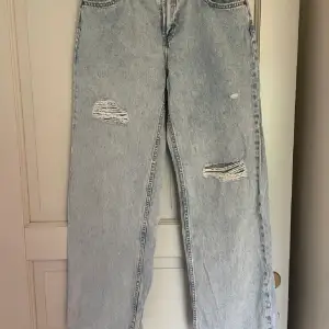 Nya jeans från HM säljer då de ej kommer till användning. Enbart använda en gång. 