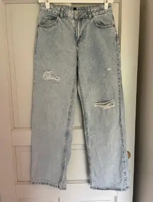 Nya jeans från HM säljer då de ej kommer till användning. Enbart använda en gång. 