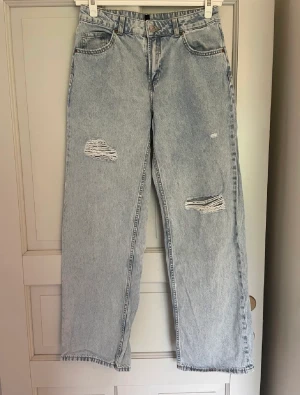 Jeans H&M - Nya jeans från HM säljer då de ej kommer till användning. Enbart använda en gång. 