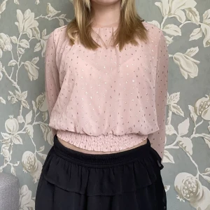 Blus - Enormt fin blus i storlek 158. Blusen användes en gång, men har tyvärr inte kommit till användning sens dess. Finns i Täby för upphämtning men tar även frakt.