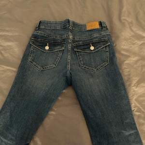 Low waist bootcut jeans med knappar på bakfickorna super snygga tyvärr för stora för mig Storlek 36