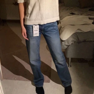 Zara jeans  - Straight leg jeans från zara. De är oanvända och nypriset är 399kr. Det står att de är ankle lenght men sitter bra i längden på min kompis (på bilden) som är 162cm.   Innerbenslängd: 74 cm  Midjemått: 32 cm rakt över  Pris är diskuterbart!! 