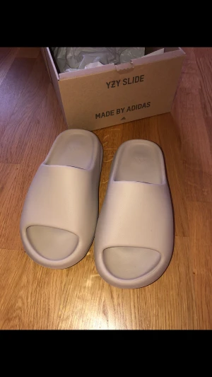 Yeezy slides strl 38! - Säljer mina yeezy slides i storlek 38. Helt nya!! Låda finns och skickas med. Köpta på adidas confirmed och orderbekräftelse finns! Färgen är beige och heter pure. Ligger ute på fler sidor!