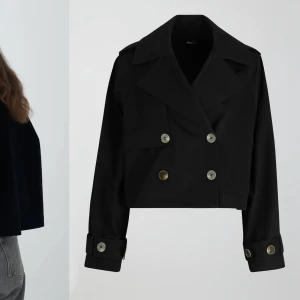 Jacka/ trenchcoat  - Svart jacka/ trenchcoat från gina, storlek Xs men stor i storlek så passar även S och M. Justerbar vid handlederna. Jättefin, nypris 599kr. 