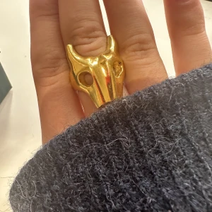 Maria nilsdotter ring - Säljer min supersnygga maria nilsdotter ring i guldplätering. Storleken är 18 mm. Kan bytas mot något annat från maria nilsdotter vid samma prisnivå💘💘Kvitto finns och medföljer💘💘Nypris: 3295. Hör av dig vid frågor eller intresse💕💕
