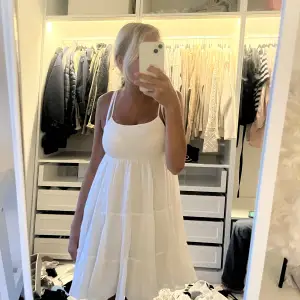 Säljer denna fina klänning ifrån Zara, storlek xs❤️Priset kan diskuteras