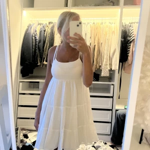Vit klänning  - Säljer denna fina klänning ifrån Zara, storlek xs❤️Priset kan diskuteras
