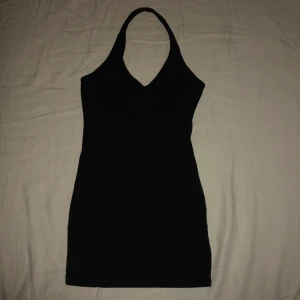 Klänning med halterneck - Svart kort klänning med halterneck. Från Forever 21. Mycket bra skick💋 