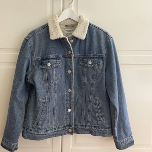 Fodrad jeansjacka - Fodrad jeansjacka. Köpt för 599kr. Pm för fler bilder!🌟