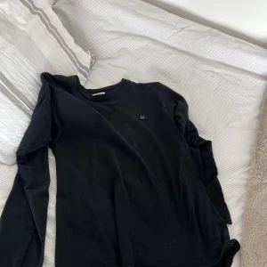 Acne tröja - Svart acne tröja i bra skick som inte säljs längre. Nypris 2000!