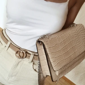 Handväska snakeprint - Väl använd handväska från Nly. Har små svarta fläckar lite här och var och kedjan lite rostig