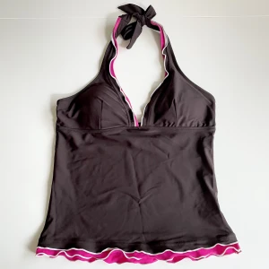 Halternecktopp / Linne - Svinsnygg halterneck topp från Okay som jag aldrig använt då den är för liten i bysten för mig! Storlek L men sitter som en M/38⭐️inbyggda kupstöd och i baddräktsmaterial🤞❤️