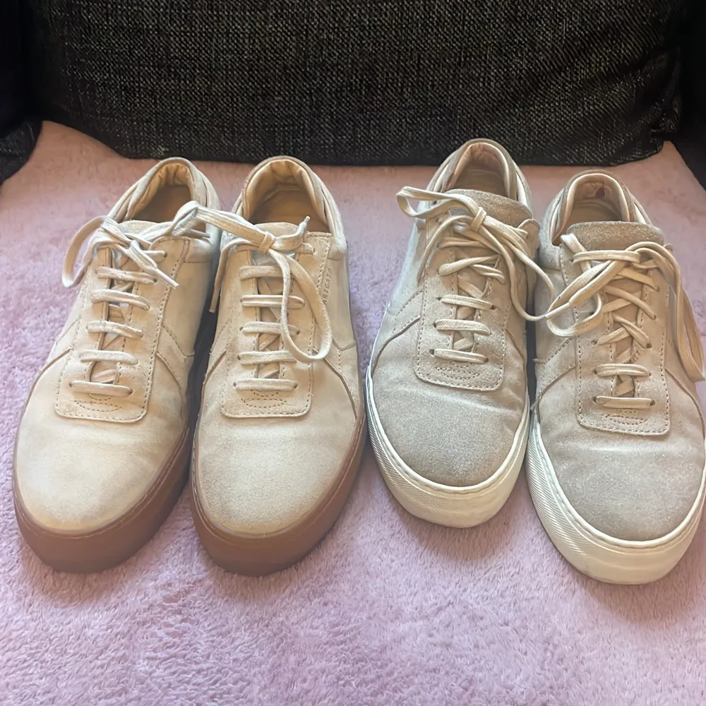 Två par Arigato skor de är lite smutsiga men går o tvätta bort  Om du vill köpa båda paren blir det 1600 kr men om du ska köpa en så 850 kr  Båda skorna är storlek 38 . Skor.