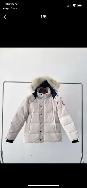 Canada Goose Jacket  - Säljer Canada goose jackor för ett bra pris! QR kod tillkommer! Helt nya och fräscha! Pris kan diskuteras vid snabb affär!