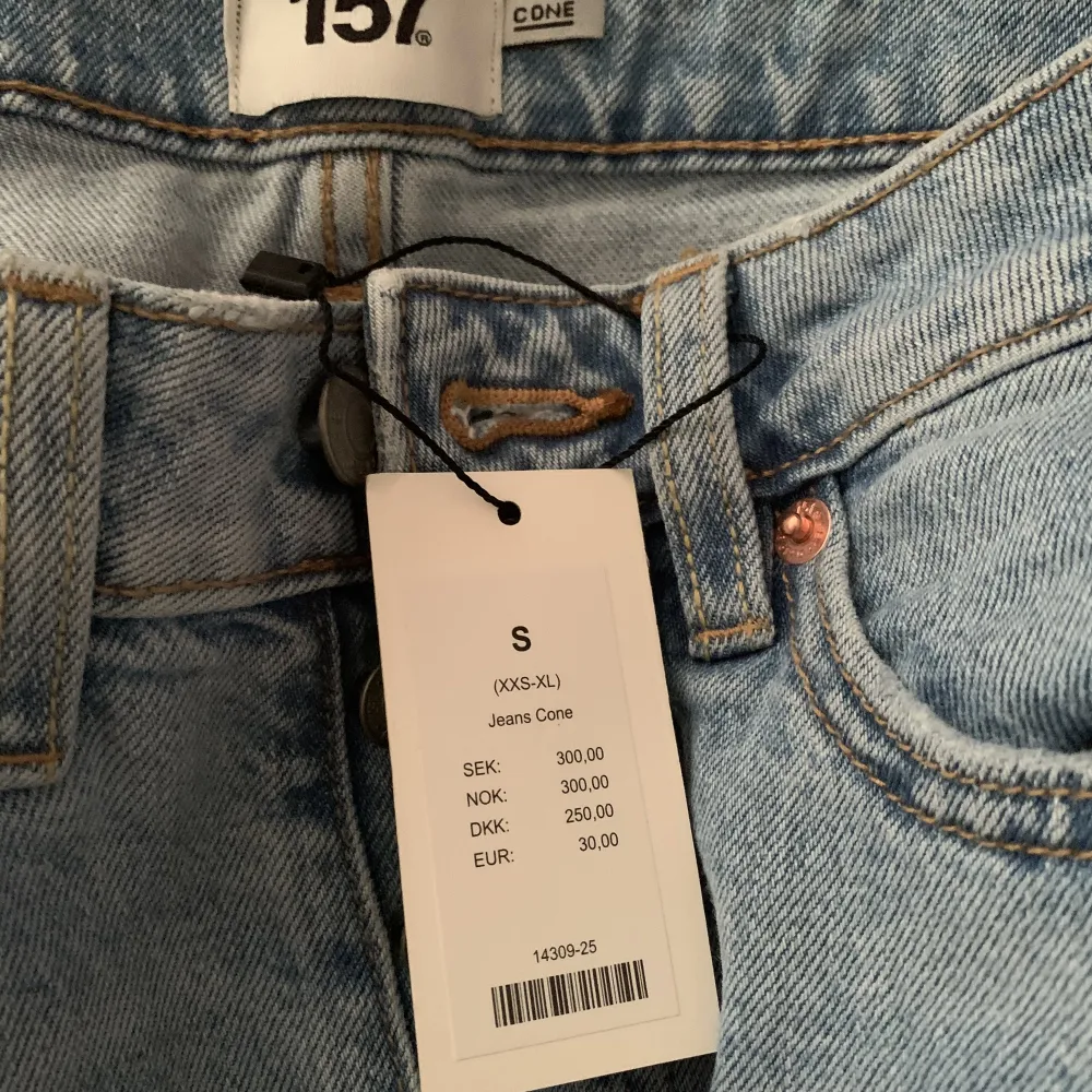 Prislappen på aldrig använd strl S från Lager157 nypris 300. Jeans & Byxor.