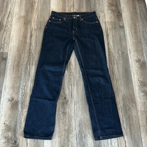 Mörkblåa jeans från Weekday  - Jättefina mörkblåa jeans från Weekday. Väldigt bra skick! Nypris 590kr. Medelhög midja och straight leg