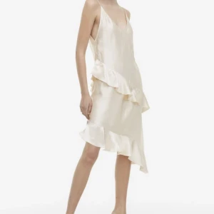 Klänning - Jätte fin satin klänning från HM❣️Helt ny och aldrig använd, nypris 499 kr