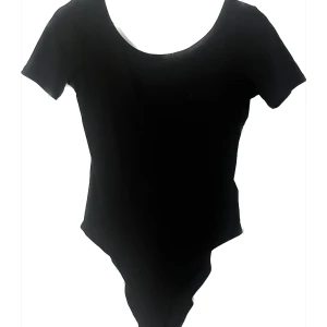 Body med ribbat tyg  - Figurföljande svart body från hm med ribbat tyg, djupare i ryggen. Använd ett fåtal gånger. Prutbart pris 