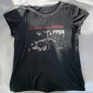 Radio silence topp - Köpt på Plick för ungefär ett år sedan, älskad men kommer inte lika ofta till andvändning längre bra skick, lite uttvättad men annars inga defekter 💗