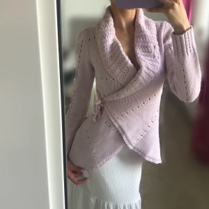 Rosa bondelid kofta  - En otroligt fin rosa knytkofta från bondelid. Skicket är som ny på koftan och har enbart använt den ett par gånger då den tyvärr blivit för liten.  Storleken på koftan är XS. För mer detaljer är det bara att kontakta mig. :)