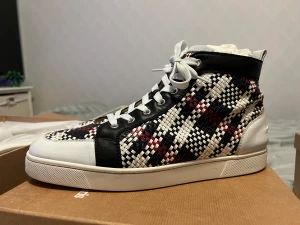 Christian Louboutin High top multicolor - Storlek 45, skick enligt bilder. Kommer endast med box. Nypris 10.000kr