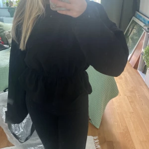 Tröja - Stockholmsstil aktig, jättegullig tröja, från na-kd, mjukt och skönt material, vet inte vilken storlek men skulle tippa på s❣️ skriv om du har frågor ❤️