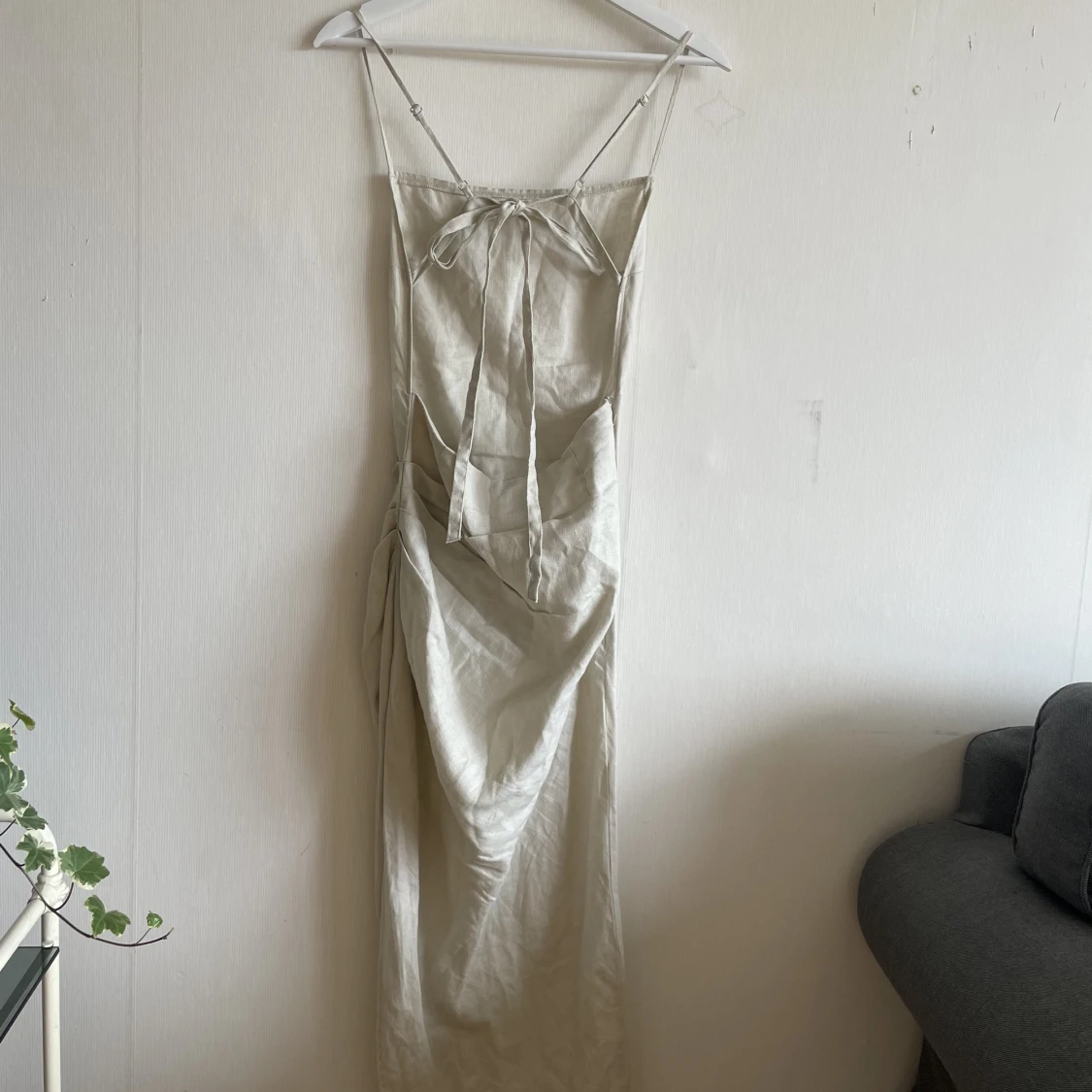 Fin klänning med öppen rygg - 90