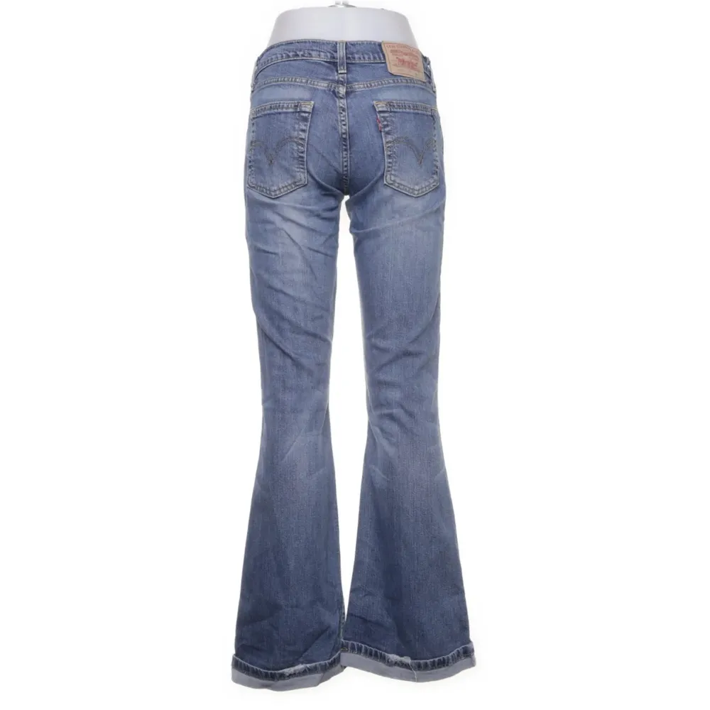 säljer dessa levis jeans då de tyvärr är för små för mig! köpta på sellpy och som i ny skick💞. Jeans & Byxor.