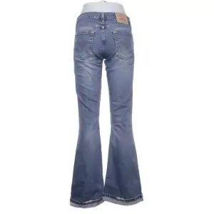 säljer dessa levis jeans då de tyvärr är för små för mig! köpta på sellpy och som i ny skick💞