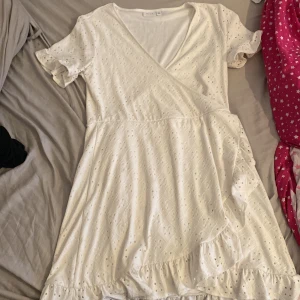 Vit klänning - Helt oanvänd klänning från Vila! As gullig med volanger och v ringning.