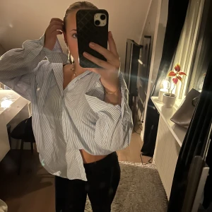 Skjorta  - Vit blå randig skjorta, sista bilden visar hur stor den är antar jag, fattar inte riktigt storleken. Men sitter lite oversize på mig som vanligtvis har S på tröjor!