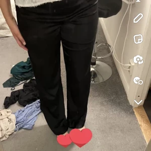 Byxor - Säljer ett par svarta siden pyjamasbyxor från Bikbok fåtal använt. Skriv för fler bilder och vid intresse.🤍