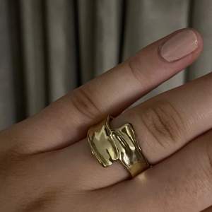 Säljer denna ring helt oanvänd. Skriv för fler bilder och vid intresse.🤍