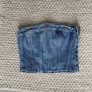 Topp i jeansmaterial från zara i storlek xs. Knappt använd säljer pga för liten