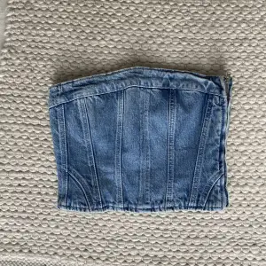 Topp i jeansmaterial från zara i storlek xs. Knappt använd säljer pga för liten