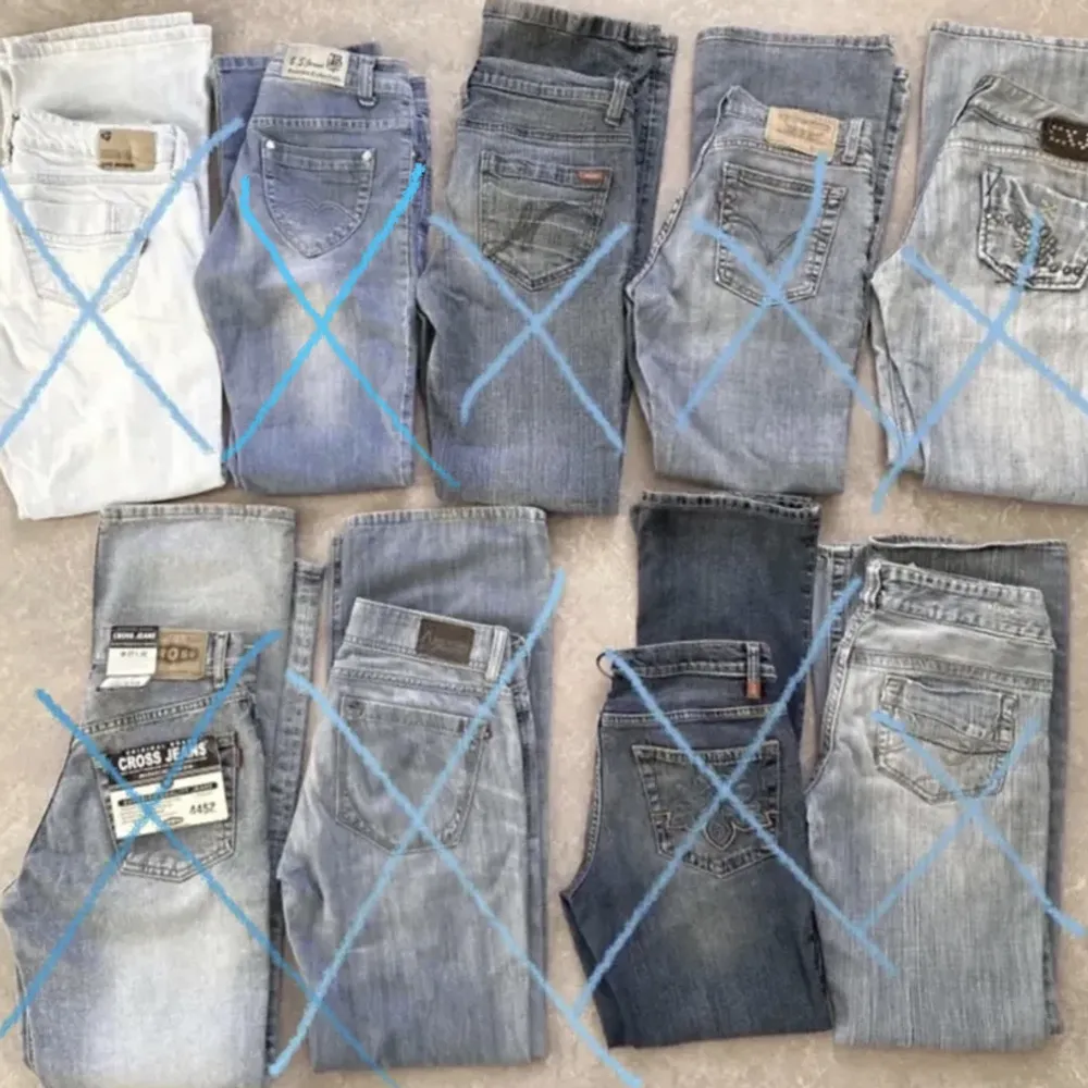 Säljer massor av lågmidjade utsvängda+raka jeans🤩PASSA PÅ OCH KÖP🥳⁉️Kom privat vid funderingar💗 alla sålda . Jeans & Byxor.