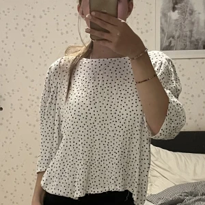Prickig blus - Så fin prickig blus från Zara med lite längre armar, storlek S😇😇pris kan diskuteras 