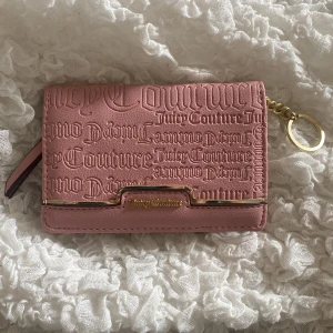 Juicy Couture plånbok - Helt fräsch och ej använd plånbok från juicy couture. Superfin och praktisk med flertal fickor som ger plats åt mycket åt gången💕💕
