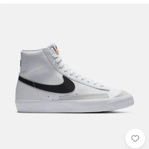 Nike skor  - Använda men inte testat tvätta! Nypris 1 099kr och säljer för 250kr 🤗 vill bara bli av med skorna! 
