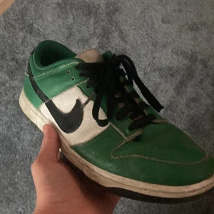 Nike SB DunkByYou - Dessa är ett par gröna dunks i storlek 43. Passar till mycket och kan göras rent rätt enkelt. Originalpris runt 1350kr.