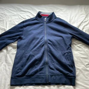 Dressmantröja - Fet dressman som tyvärr är lite väl lång till mig. Åter igen en tröja jag ärvt av broshan. Tröjan är diskret och passar t d mesta från linnebyxor till vanliga jeans.