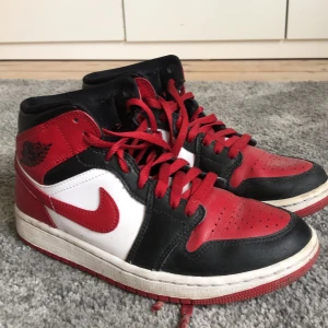 Jordans  - Säljer mina röda jordans 1 mid, då dom inte kommer till användning längre. Köpta på Zalando för ca 1350kr. Lite creesade, men inte så man tänker på de